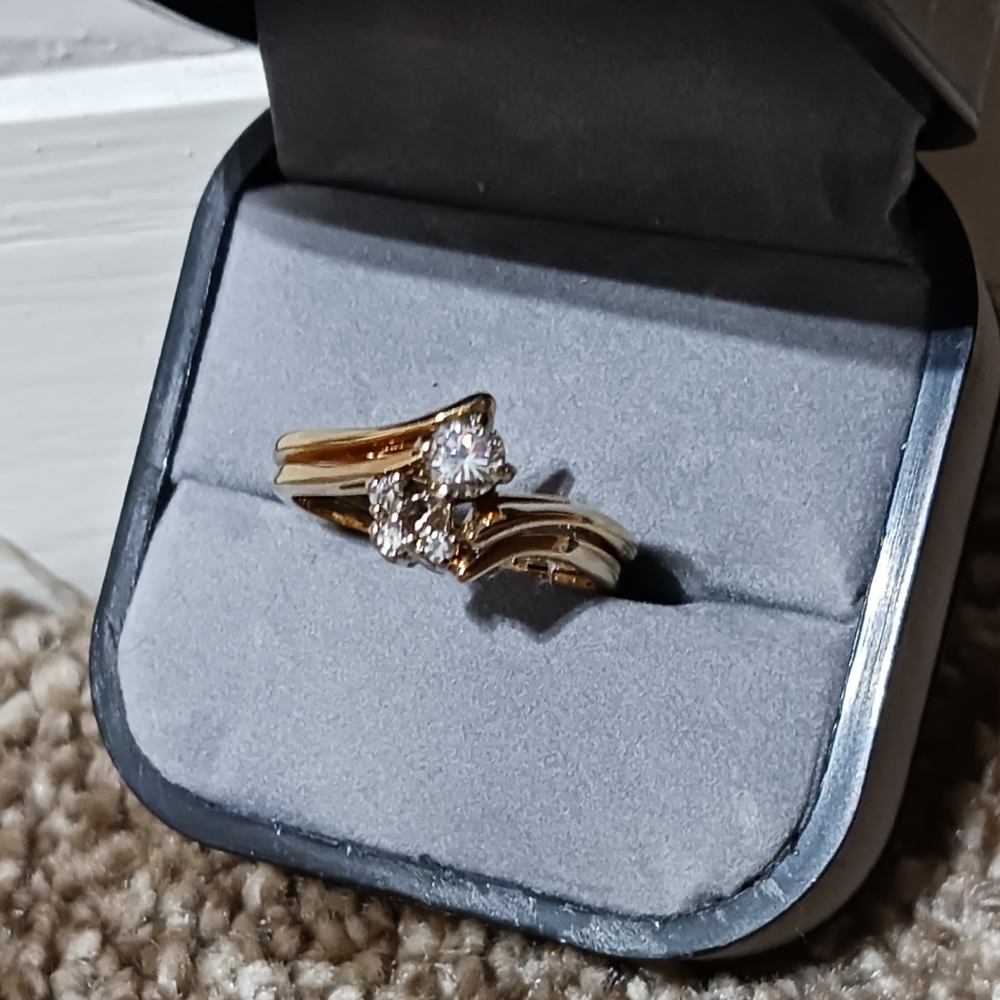 Diamond gold ring. - Picture 2 of 2